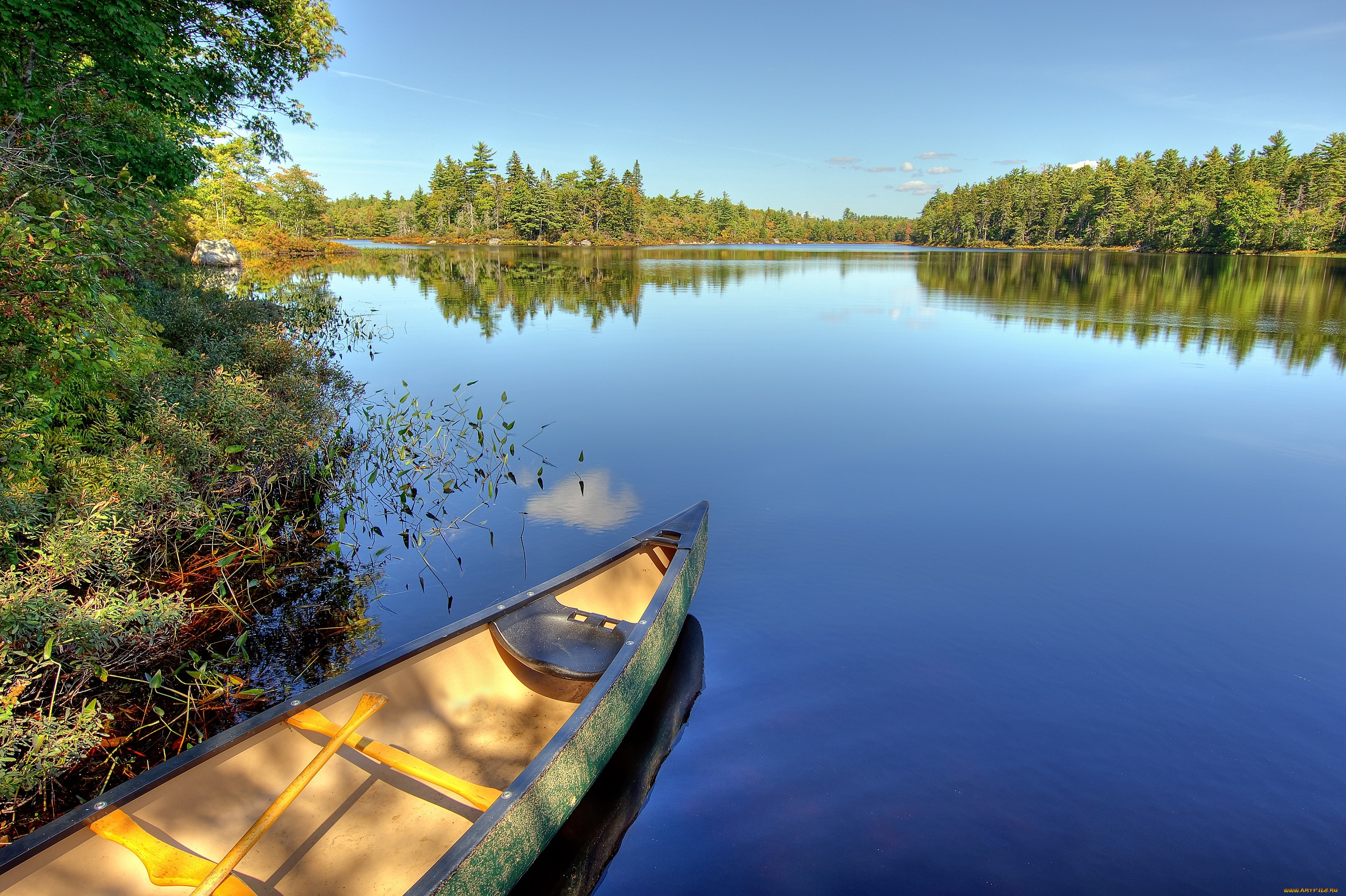 Озером называется природный водоем который. Речной пейзаж. Лодка на реке. Лодка на озере. Красивые водоемы.